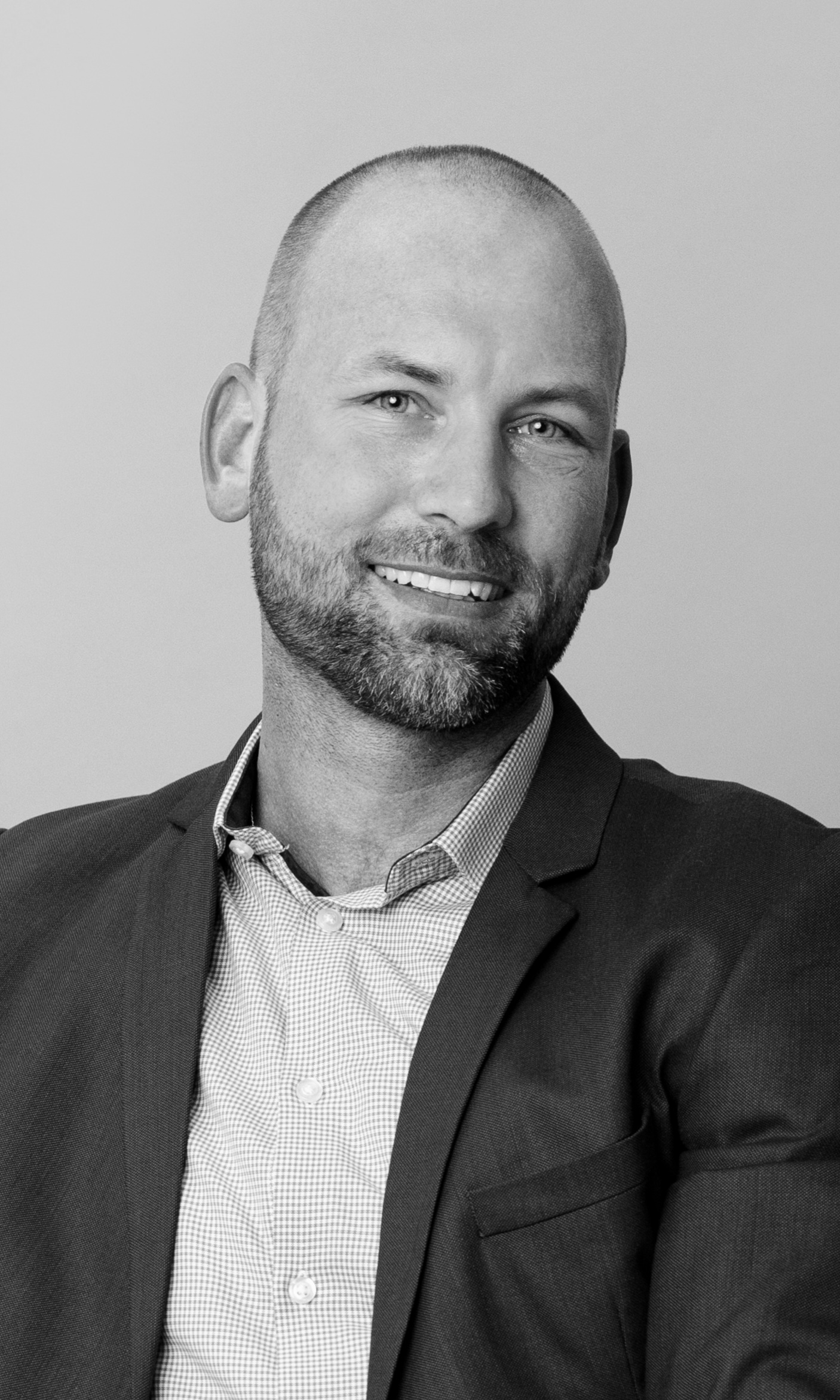 DT Copywriter mit einem Schearzweiss Foto lächelt in die Kamera.