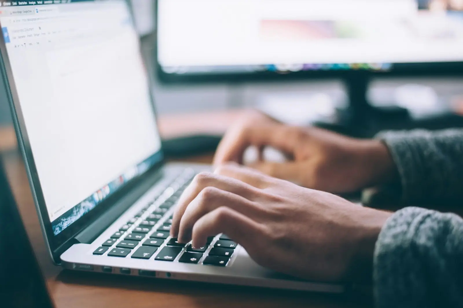 copywriter Arbeitet an einem Laptop
